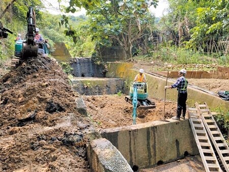 樹林中山公園防洪設施因積滿淤泥，失去作用，樹林區公所團隊立刻前往清淤，希望趕在防汛期前恢復排水功能。（張睿廷攝）