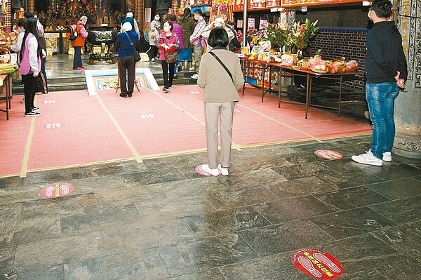 宜蘭縣政府要求廟宇做好防疫管制,羅東震安宮在地面畫設圓形停等位置,拜拜時要保持安全距離。 圖/縣府提供