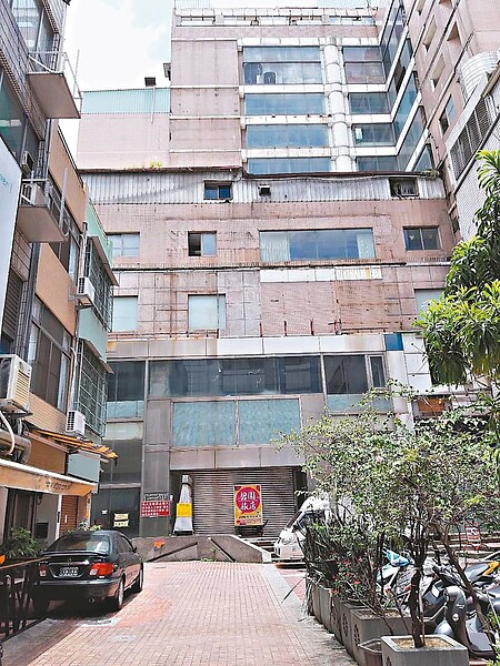 原「東海戲院」大樓年久失修閒置,市府與建商合作以危老都更獎勵,15日動土改建住宅大樓。 圖/台中市府提供