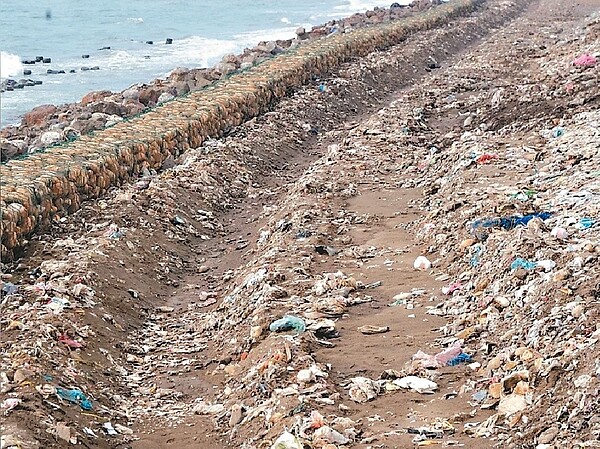 新竹縣新豐鄉沿海遭傾倒有害廢棄物達20年,遭外界評為「最毒海岸線」。 圖/聯合報系資料照片