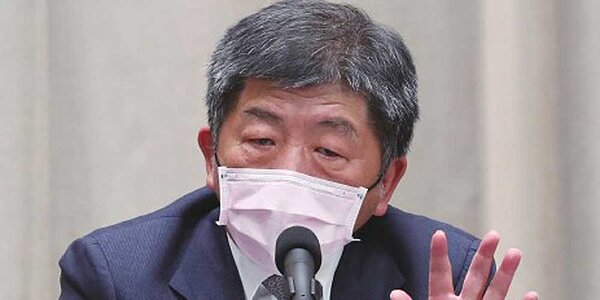 衛福部長陳時中15日直言,比起國外封城、半封城,台灣防疫措施強度相對緩和,都是靠國人高度配合,呼籲產業界與民眾「忍忍吧!小不忍,則亂大謀」。圖/本報資料照片