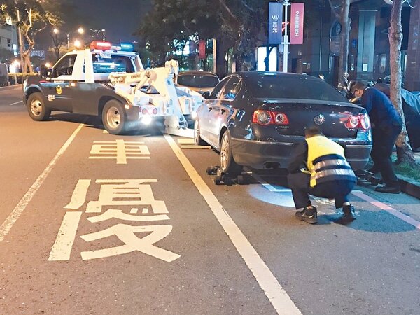 台南市區違規車輛拖吊暫時回歸警方，約一個月後再交民間接手。 圖／台南市政府交通局停車管理處提供