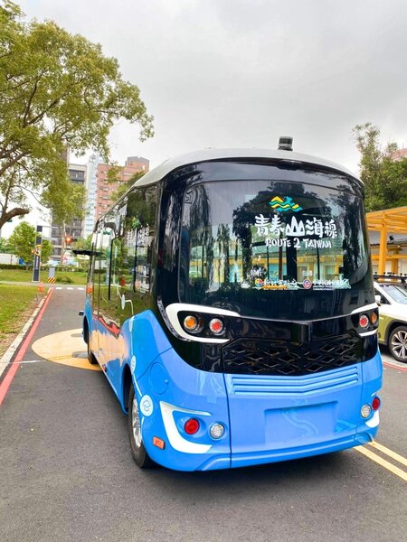 新北智駕電動巴士將於4月底前，在淡海新市鎮進行測試運行。圖／新北市政府提供