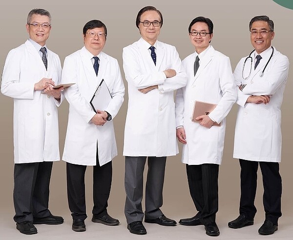 「台北生殖醫學中心」置身信義區豪辦南山廣場14樓,創辦人曾啟瑞(中)就是台灣不孕症權威。圖/取自台北生殖醫學中心官網
