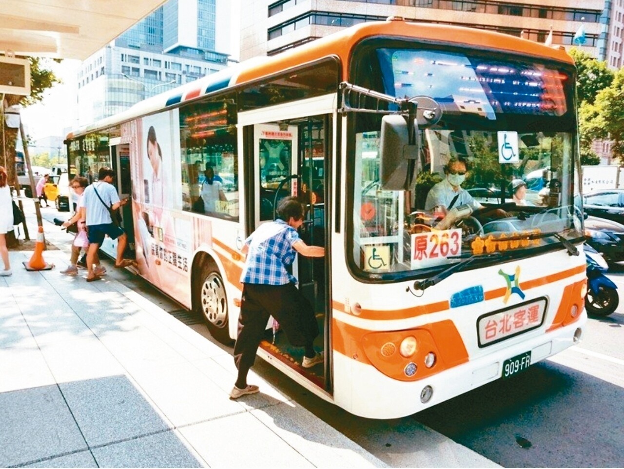 新冠肺炎疫情也重創雙北公車業者，3月載客量下滑近兩成，申請減班的公車路線超過51條。 圖／聯合報系資料照片