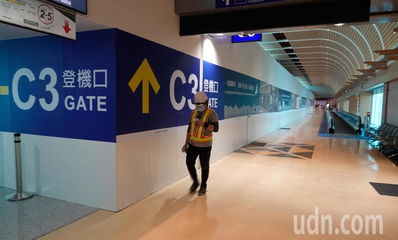 受新冠肺炎影響,為減少營運衝擊,桃機有史以來第一次關閉第一航廈及一航第二航廈共20個登機門,圖為方案實施前已經部分封閉施工的C1-C3出境長廊。記者鄭超文/攝影