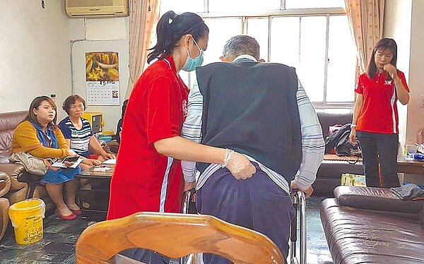 根據老五老基金會統計,疫情開始後,居家服務的案量大約掉了5至10%。圖/中時報系資料照