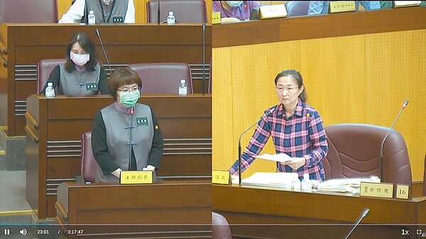 桃園市議員陳治文(左)16日質詢桃園市法務局長周春櫻(右),關心旅遊、運輸去年1至3月僅78件申請調解,但今年暴增。(賴佑維攝)