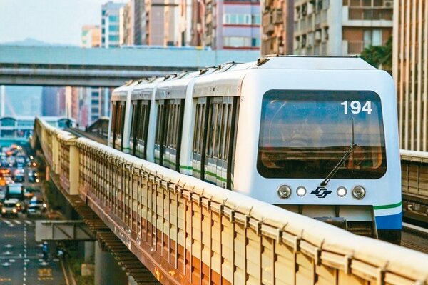 台北捷運文湖線昨天早上8點多又出現列車暫停影響通勤族的情況，約處理3分鐘排除，沿線乘客受影響，不少上班族擔心遲到。 圖／聯合報系資料照片