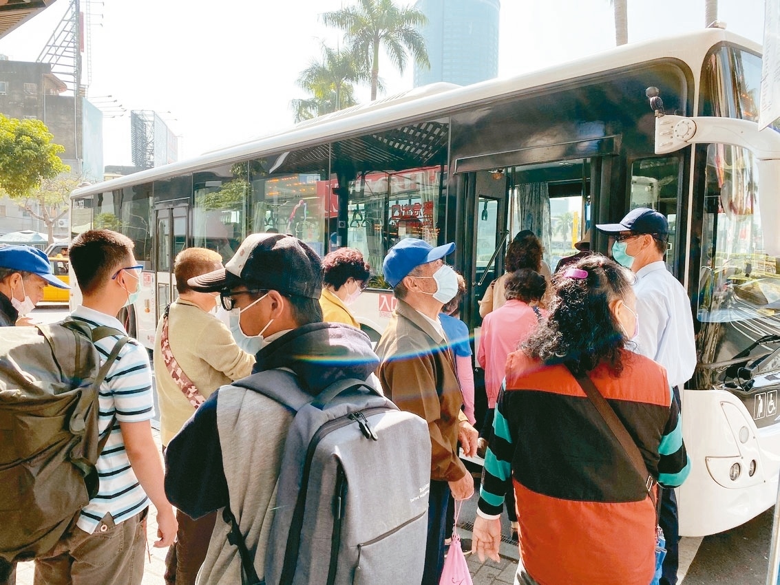 昨天是台南市實施搭公車強制戴口罩的第一天，僅有零星民眾忘記戴口罩，經駕駛勸導後自行離去，放棄搭車。 記者鄭維真／攝影
