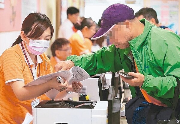 家人過世後報繳遺產稅時,若遺產裡面包括生前簽約待售土地,繼承人要依公告現值列報遺產,若買方尚未付款,還要將合約價款列報於債權項下。圖/聯合報系資料照