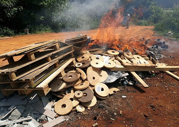 現場正在燃燒大量廢木棧板等事業廢棄物。圖/新北市環保局提供