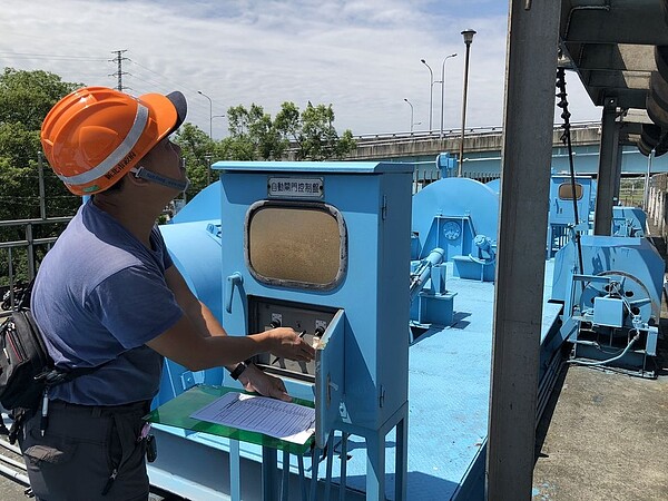 水門檢查。圖/新北市水利局提供