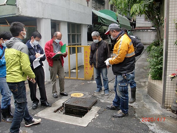 道路側溝抽檢。圖／新北市水利局提供