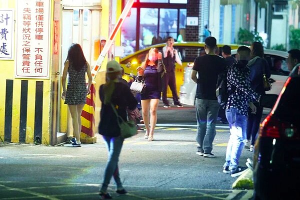 高雄市副市長葉匡時4月9日晚帶隊突擊酒店,舞廳小姐與客人見大批人馬上門跑到外頭躲避鏡頭。記者劉學聖/攝影