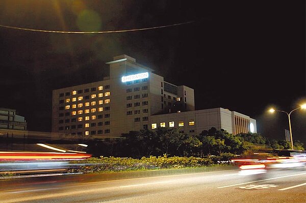 桃園喜來登酒店16日在外牆排出愛心燈光,感謝醫護人員守護台灣零確診。(翻攝喜來登酒店臉書/楊宗灝桃園傳真)