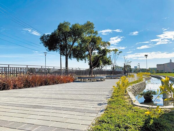 台中市府將荒廢空間活化為休憩場域的成功亮點，包括大雅區生硬的區域排水，再造為十四張圳水岸公園。（盧金足攝）
