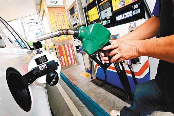 新冠肺炎疫情蔓延歐美,原油價格下挫,預估汽、柴油20日起每公升將分別調降新台幣0.9元和1元,92無鉛汽油每公升17元。 圖/聯合報系資料照片