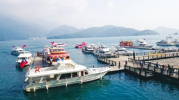 交通部航港局17日宣布,爭取補助全國424艘載客小船業駕駛及助手薪資,每人每月2萬元,為期3個月,近千人受惠。圖/中時資料照