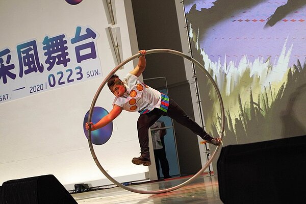 因應疫情避免群聚,台中市文化局宣布街頭藝人證照至7月底者,主動展延至明年10月底,明年起街頭藝人採登記制。圖/台中市文化局提供