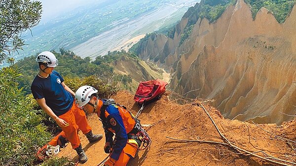搜救人員以繩索垂吊方式下達深120公尺的谷底。圖/苗栗縣消防局提供