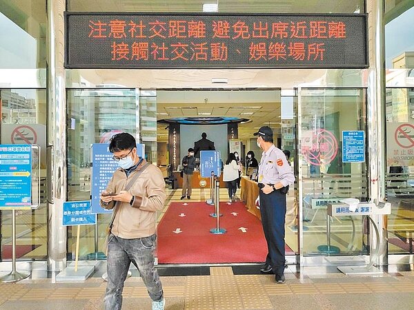 桃園市政府公務人員目前員額6052人，不過人口突破225萬後員額放寬，人事處向中央爭取400名員額，將可讓員額增加至6452人。（賴佑維攝）