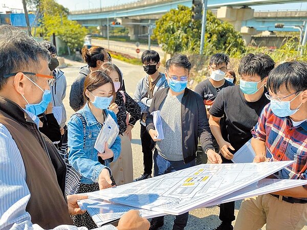 新北市府去年推動「擴大五股都市計畫發布前試辦計畫」，首件「重型機具停放申請」16日通過審核，前後僅花16天。圖／新北市工務局提供