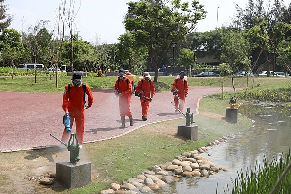 新竹市防疫消毒大隊針對60處熱點公園進行第二次噴藥工作。圖／新竹市環保局提供