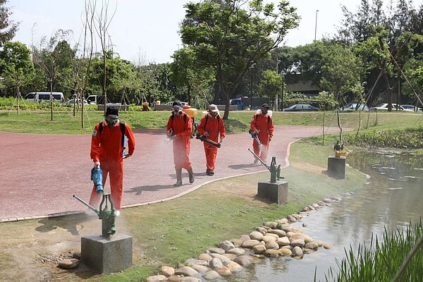 新竹市防疫消毒大隊針對60處熱點公園進行第二次噴藥工作。圖/新竹市環保局提供