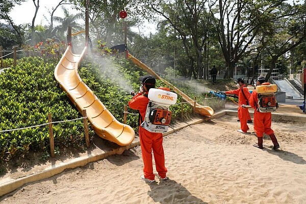 新竹市防疫消毒大隊針對60處熱點公園進行第二次噴藥工作。圖／新竹市環保局提供