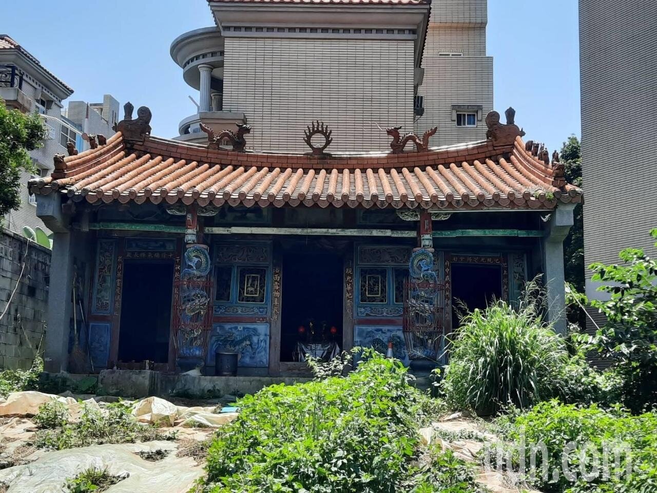 嘉義市大雅路鎮山宮日前已先後移10公尺,近期將改建。記者卜敏正/攝影