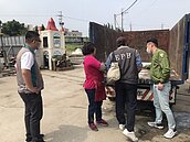 空氣瀰漫瓦斯臭味　苗栗環保局追查原來是廢棄鐵桶廢油