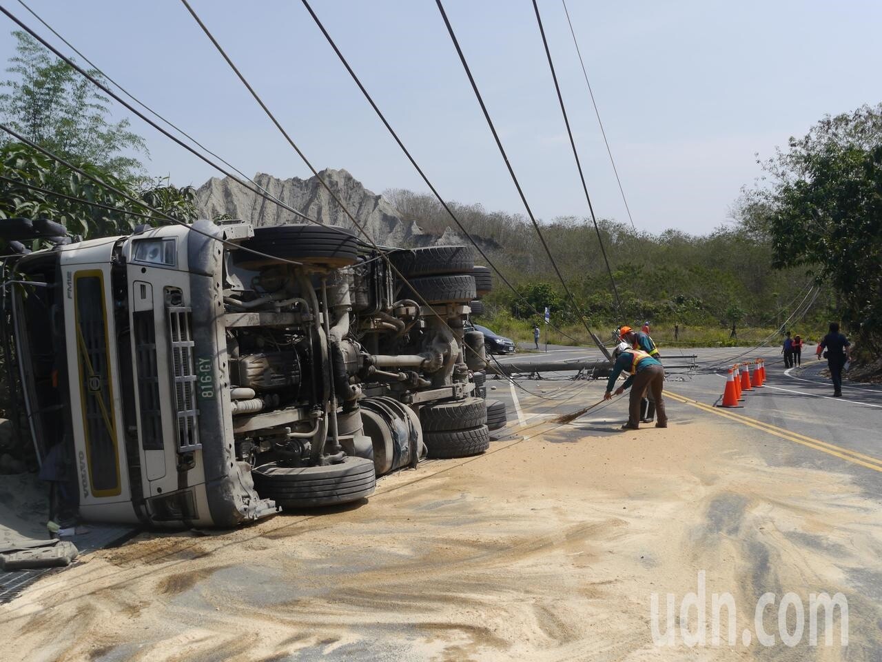 台28線月世界路段發生砂石車撞斷電線桿事故。記者徐白櫻／攝影