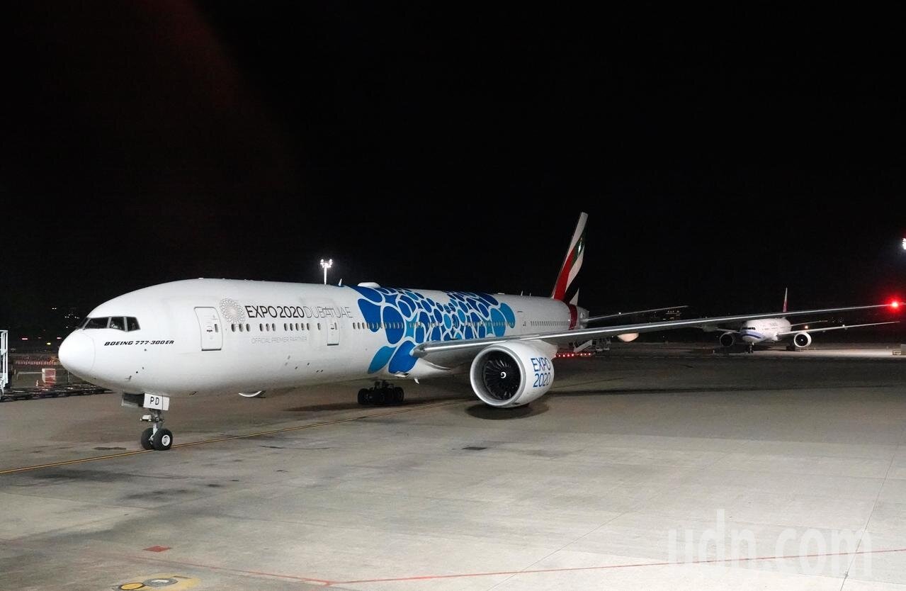 在外交部協助下，滯留在阿拉伯聯合大公國的國人晚上搭乘阿聯酋航空的班機回台。 記者鄭超文／攝影