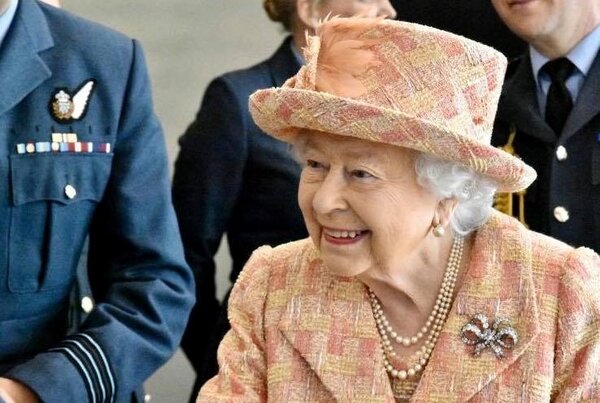 英國女王伊麗莎白二世21日將迎來94歲生日，但因為全國上下正努力對抗新冠肺炎，她不會以任何特殊方式慶生，也取消鳴放禮炮。圖／截自The Royal Family臉書粉絲專頁