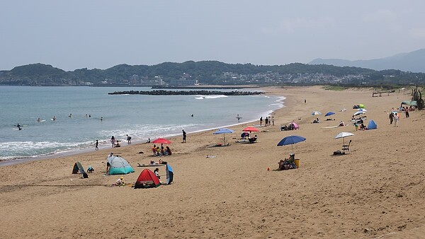 週末久違好天氣，中角灣衝浪基地親子出遊多。圖／金山區公所提供