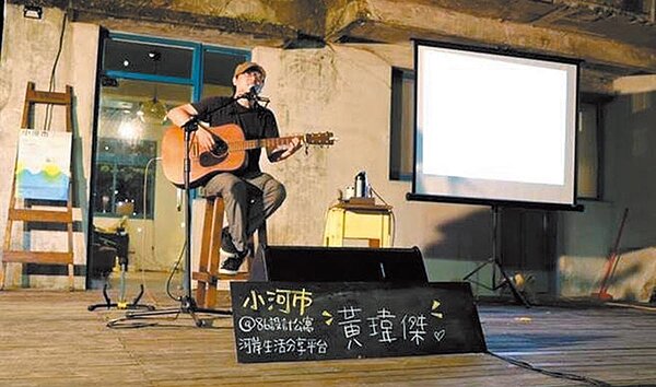 86設計公寓辦理多場文創市集、展覽及工作坊,邀請來自各地的文創工作者及學子,前來交流文化創意。(基隆市政府提供)