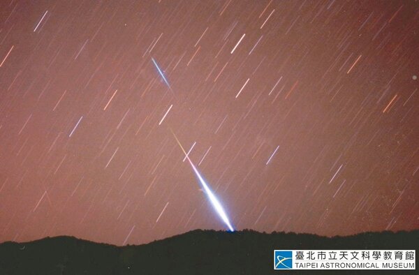 以「火流星」著稱的天琴座流星雨，台北市立天文館日前曾拍到。 圖／取自天文館官網