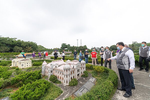 鄭文燦參觀小人國園區。圖/桃園市政府提供