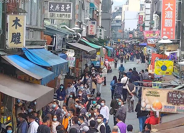 大溪老街周末湧進大量遊客,單日最高3萬3千多人為各景點最多,觀旅局估計,18日桃園各景點約10萬人到訪。圖/桃園市觀旅局提供