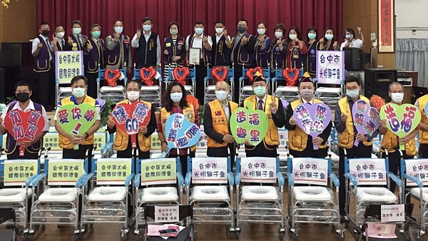 台中市光明獅子會及台中區太峰國際同濟會,捐贈50台「有輪洗澡椅」給仁愛之家。圖/中市社會局提供