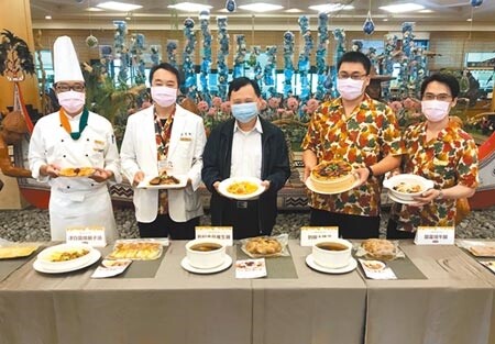 娜路彎集團推出12道真空包裝美食，在宅經濟中打開不一樣的生存之道。（莊哲權攝）