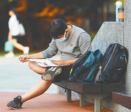 新冠肺炎衝擊就業市場,受到就業博覽會停辦、廠商徵才保守等影響,今年大學畢業生在畢業前就能找到工作的比率,將降至1成5至2成。圖中人物與新聞事件無關。(本報資料照片)