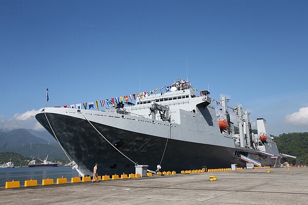 敦睦艦隊傳出軍官確診後，台中市政府19日下午開記者會表示，18日和19日共有3起確診案例，3人都是軍官與實習生，足跡包括高鐵、苗栗，雲林、台中海線的沙鹿和龍井與清水等地區。圖／聯合報資料照