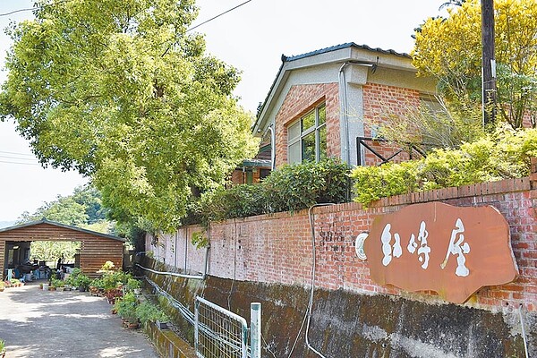鍾年誼親手打造的紅磚屋民宿非常有特色,區內角落都植滿紅花綠葉,是南庄當地知名的民宿之一。(謝明俊攝)