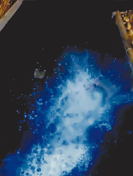 台南也有藍眼淚!近日不少釣客發現台南市安平漁港水面出現藍光,嘖嘖稱奇,海巡人員17日凌晨2時許見狀,誤以為船隻漏油,請來台南市政府環保局採樣,初步認定是馬祖「藍眼淚」藻類首度現蹤台南,吸引民眾夜間朝聖。圖/黃姓民眾提供