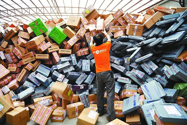 新冠肺炎疫情未解只能宅在家,許多人增加不少上網時間,海外網購也不減。 圖/聯合報系資料照片