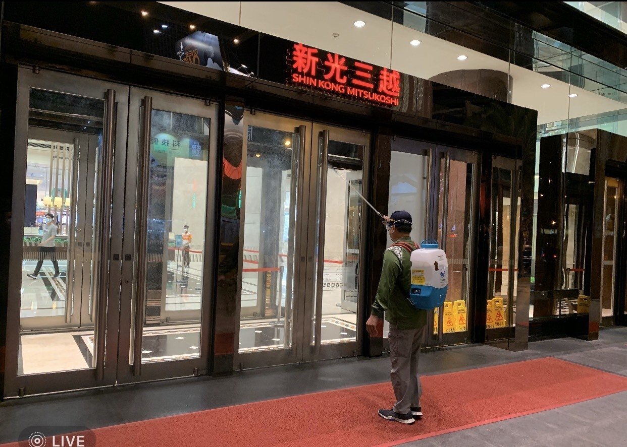 台南市政府19日晚間緊急派員前往新光三越台南新天地大門前消毒。圖/市府提供