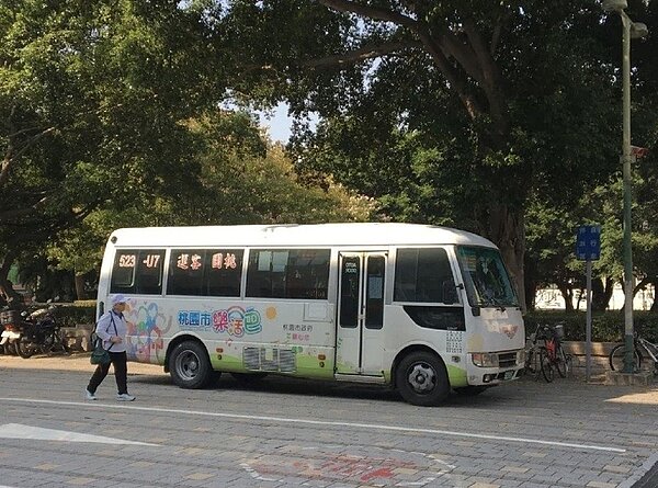 桃園市免費公車「樂活巴」,今天公布第一波將裁撤10條路線,自5月1日起停駛。圖/報系資料照