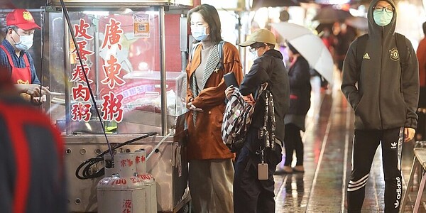 為紓困受災慘重的小店家，政院召央行、行庫高層及信保基金在18日開會，對關鍵的「銀行簡易評分表」終於拍板定案。圖／中時報系資料照